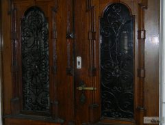 Dveře vily Mimóza