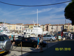 Četník s četnicí v přístavu St. Tropez