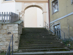 schody pri kostole