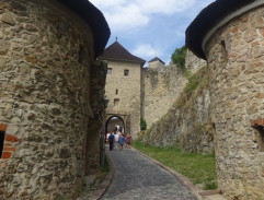 pred bránami hradu