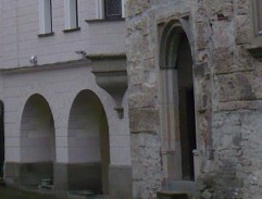 Rádcové na nádvoří