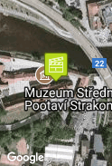 Před hradním kostelem