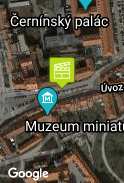 Před budovou