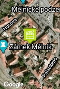Okno nad lékárnou