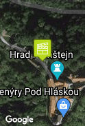 Před hradem