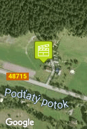 před domem