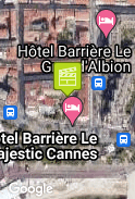 Charles přijíždí do hotelu