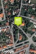 Před kostelem