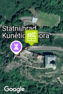 Před hradem
