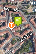 Před bydlištěm Novákových