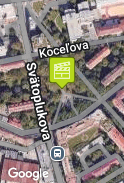 Dívka před fontánou