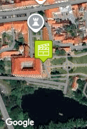 Před palácem