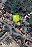 Před kostelem