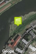 Na schodech u řeky